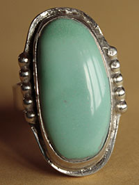 Bague south western country en argent et turquoise, bijou signé par l'artiste américain qui l'a fabriquée.