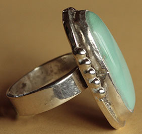 vue de profil de cette bague western country en argent sterling massif et turquoise verte