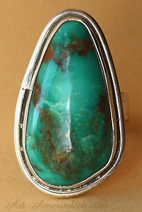 Une magnifique turquoise verte d'arizona est sertie sur cette bague américaine south western country