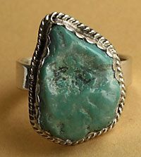 Une gemme de turquoise naturelle brute est sertie sur cette bague Western Country en argent fabriquée aux USA