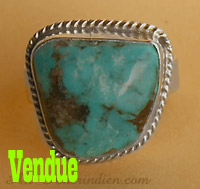 Cette bague South Western Américaine est en argent 925 massif et turquoise naturelle