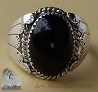 Bague Navajo en argent avec onyx ovale et coquilles sur les flancs