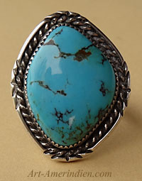 Bague Navajo en argent avec une grosse turquoise bleue entourée d'une corde d'argent