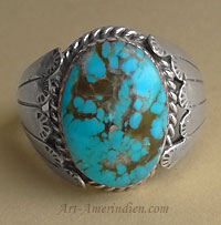 Bague Amérindienne Navajo en argent ornée d'une turquoise ovale bleu ciel symboles amérindiens corde, soleil, coquilles