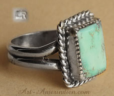 Cette bague amérindienne possède un anneau double en argent sterling et une turquoise rectangulaire sertie 