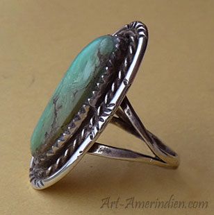 Bague Amérindienne en argent avec turquoise ornée des symboles corde et rayons soleil