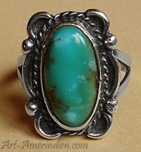 Bague Navajo en turquoise verte et argent massif, bijou tribal amérindien ancien.