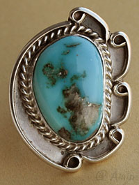 Bijou amérindien ancien, cette bague tribale Navajo est en argent massif et turquoise sleeping Beauty