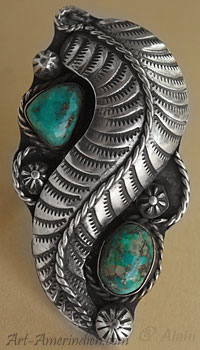 Bague longue amérindienne Navajo, plume d'argent entourée de symboles indiens et de 2 turquoises