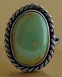 Bijou amérindien ancien, cette bague tribale Navajo est ornée d'une superbe turquoise verte