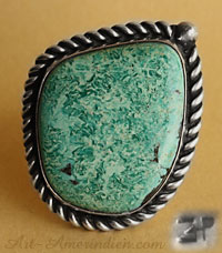 Une magnifique turquoise verte d'Arizona est sertie sur cette bague amérindienne tribale Navajo