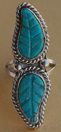 Bague amérindienne ethnique / tribale Zuni en argent avec deux turquoises gravées en forme de feuilles