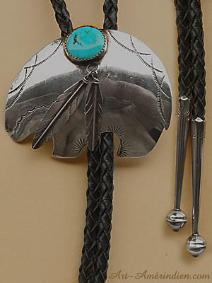 Bolo tie ou bolatie navajo "Medecine Bear", ce bijou amérindien South Western est en argent et turquoise