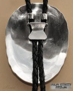 Ce Bolo tie est un bijou ethnique amérindien signé Julia Etsitty, indienne Navajo