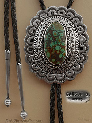 Magnifique Bolotie Amérindien Navajo en argent et turquoise verte, bijou fabriqué par un Indien d'Amérique nommé Carson Blackgoat