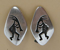 Boucles d'oreilles hopi ou navajo en argent overlay, ce bijou amérindien south western représente le symbole amérindien Kokopelli