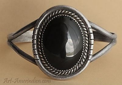 Bracelet Amérindien Navajo en argent massif avec Onyx ovale entourée d'une corde d'argent