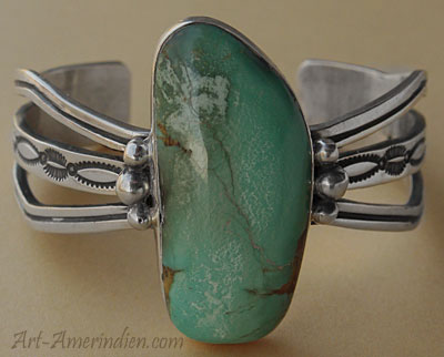 Bracelet amérindien Navajo en argent avec une magnifique turquoise signé par le prestigieux artiste Oscar Alexius