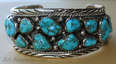 Bracelet amérindien Navajo en argent 0.925 avec de nombreuses turquoises serties, symboles ethniques cordes, gouttes, rayons soleil