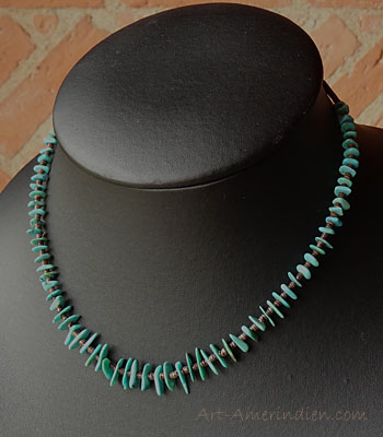 Collier ethnique amérindien Santo Domingo, ras de cou en turquoises séparées par des perles en coquillage