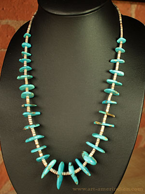 Collier amérindien en gemmes de turquoise et perles eishi en coquillageSanto Domingo Pueblo