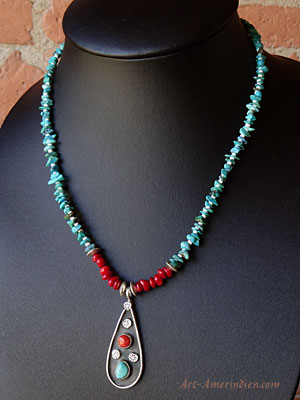 collier Navajo en éclats de turquoises séparés par des perles de coquillage blanc, pendentif en argent massif avec corail