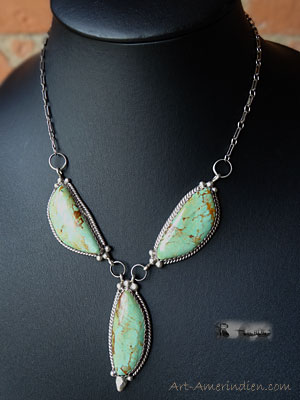 Bijou ethnique Navajo, ce collier amérindien en argent massif et turquoise est signé Rex Abeita