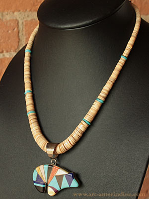 Collier amérindien Zuni en perles de coquilles heishi beads, turquoises, ours fétiche zuni en mosaïque