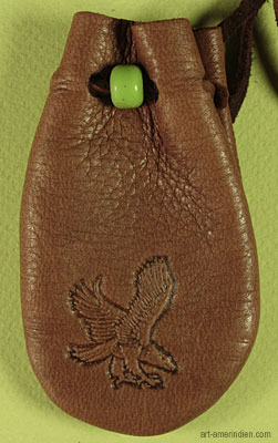 Détail de la perle de verre verte et du motif d'aigle ornant ce medicine bag amérindien en cuir