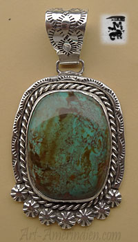 Pendentif Navajo en argent orné de symboles avec turquoise verte