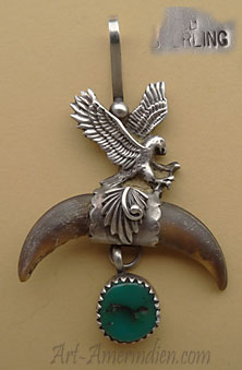 Pendentif Navajo Aigle d'argent orné d'une turquoise et deux griffes de Coyote